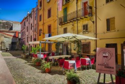 Die Vineria Mangiaimbuto in Bosa liegt an einem Platz in einer Seitenstraße