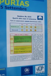 Ein Schild informiert über die Wasserqualität in Lu Bagnu auf Sardinien