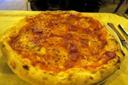 Eine Pizza mit scharfer italienischer Salami bei der Grotta Marcello in Cagliari auf Sardinien