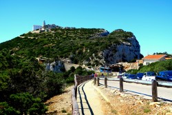 Nur wenige Parkplätze gibt es an der Grotta Di Nettuno auf Sardinien