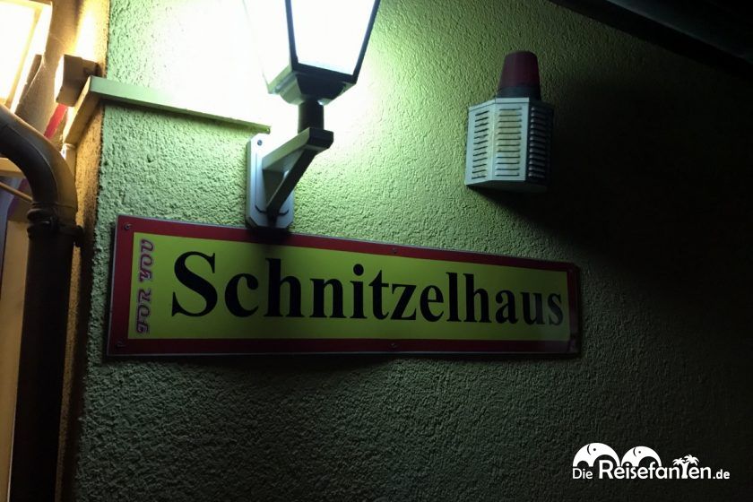 Das Schild des Schnitzelhauses FOR YOU in Blankenbur