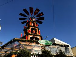 Die große Weihnachtspyramide am Weihnachtsmarkt in Hannover