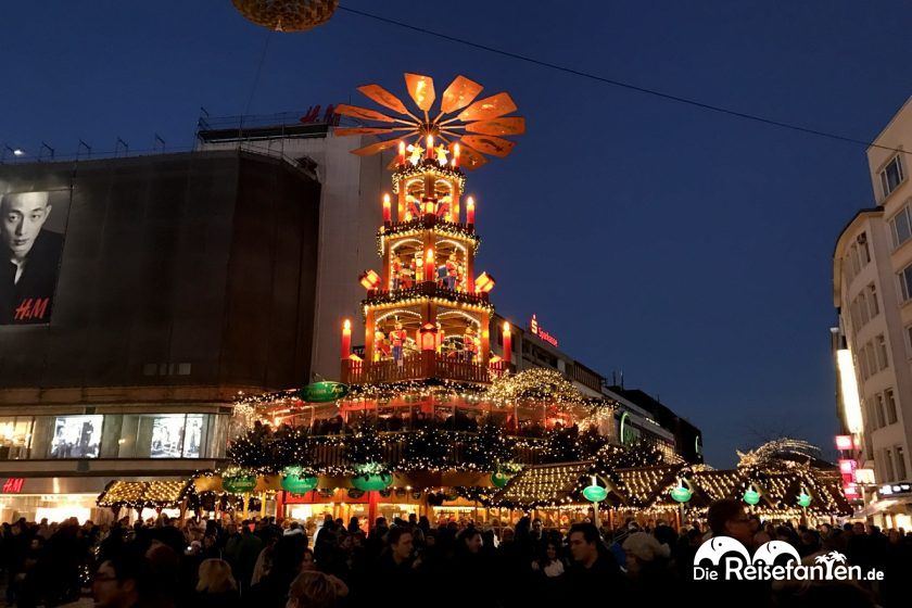 Die Weihnachtspyramide auf dem Weihnachtsmarkt in Hannover bei Nacht