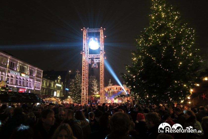 Hell erleuchtete Discokugel auf dem Santa Pauli Weihnachtsmarkt in Hambur