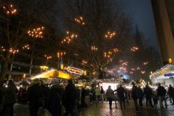Kerzen in den Bäumen auf dem Weihnachtsmarkt in Hambur