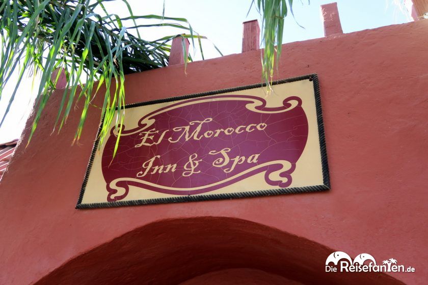 Eingangsschild des El Morocco Inn Spa