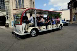 Während der Warner Bros. Studios Tour bewegten wir uns mit einem Elektrofahrzeug fort