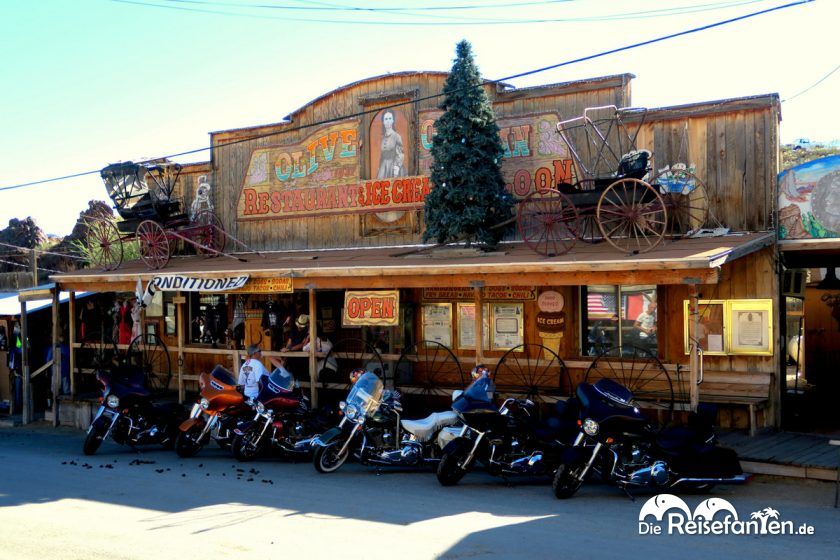 Ein alter Saloon in Oatman in Arizona