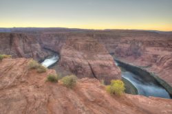 Noch liegt der Horseshoe Bend etwas versteckt hinter dem jähen Abgrund