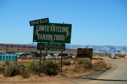Zwei Touranbieter bieten Touren durch den Lower Antelope Canyon an
