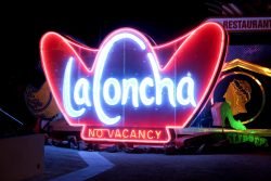 Leuchtreklame des La Concha im Neon Museum in Las Vegas