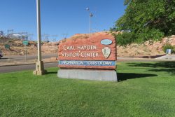 Schild des Carl Hayden Visitor Centers am Glen Canyon Dam in Arizona