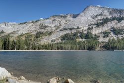 Blick auf den Tioga Lake auf dem Weg zum Yosemite Valley