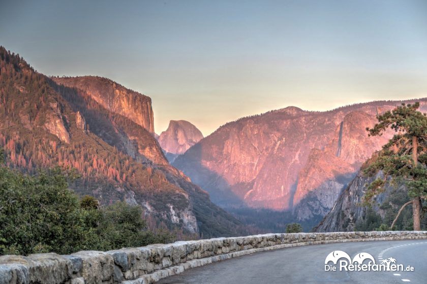 Blick von einem hochgelegenen Parkplatz zurück ins Yosemite Valley