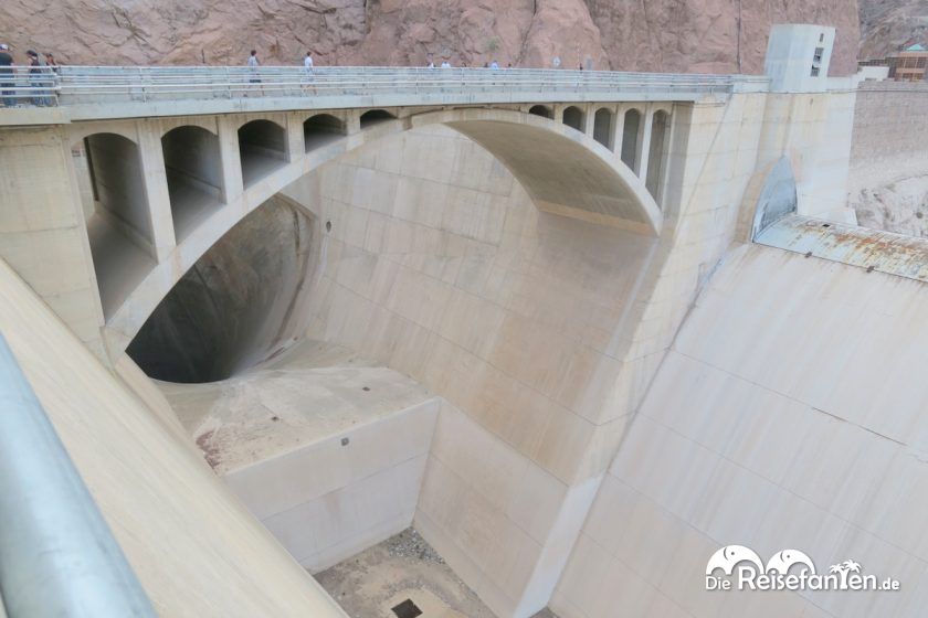 Brücke oberhalb der Hochwasserentlastungsanlage des Hoover Dam