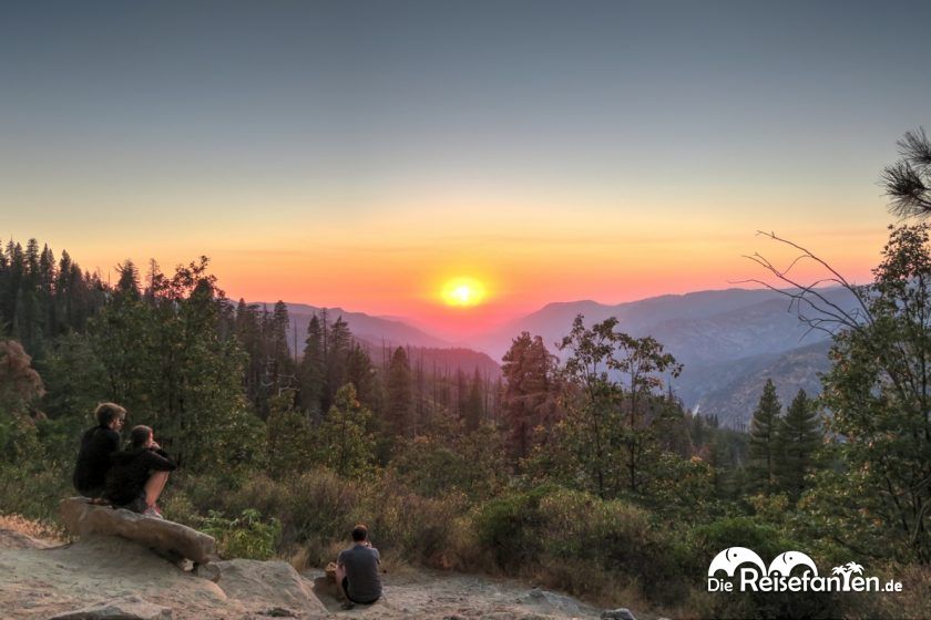 Wunderschöner Sonnenuntergang nach dem Besuch des Yosemite Valley