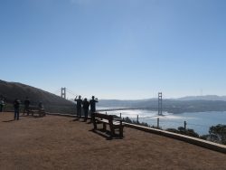 Touristen fotografieren vom Golden Gate Viewpoint aus
