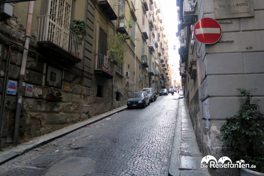 Die Via Pasquale Scura in Neapel ist eine der ältesten Straßen