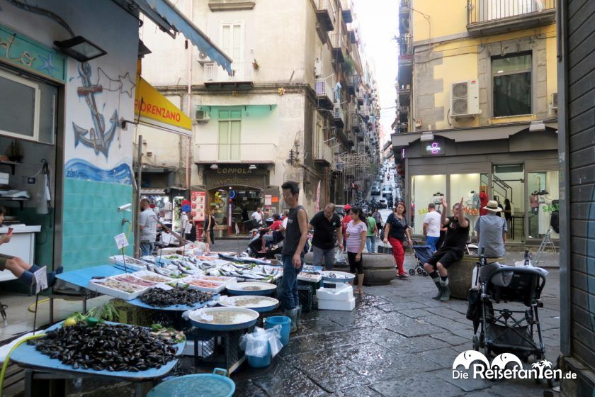 Ein Markstand auf den Straßen von Neapel