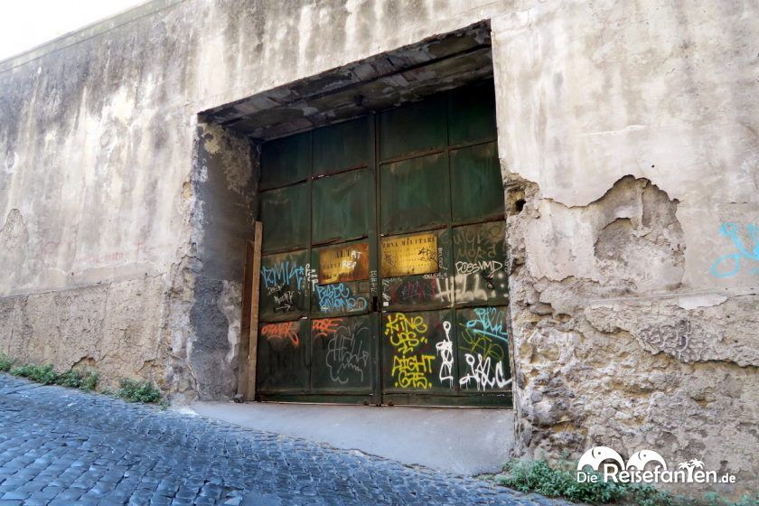 Verschmiertes, massives Eingangstor in Neapel