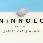 Das Logo von Ninnolo Eis auf Mykonos