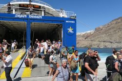 Die Passagiere verlassen auf Santorini die Fähre zügig