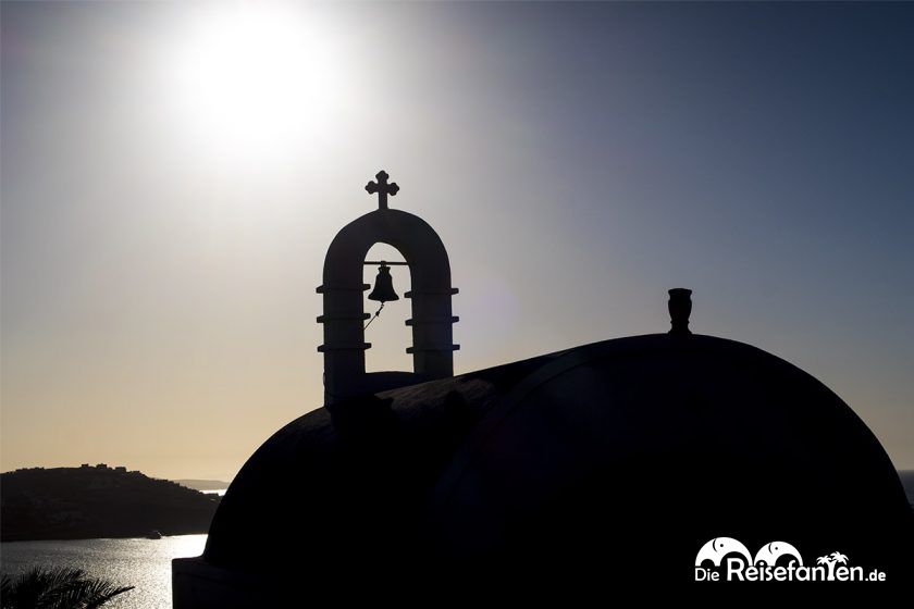 Eine griechische Kirche vor dem Himmel auf Mykonos