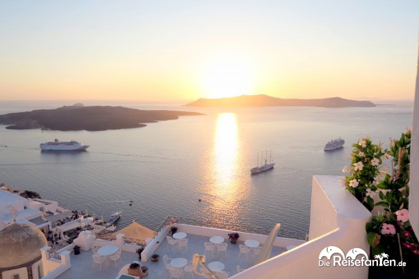 Auch in Fira auf Santorini lassen sich wunderschöne Sonnenuntergänge bestaunen