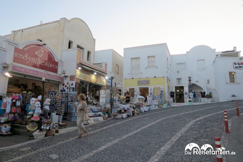 Die steile Mitropoleos Street hinauf zum Sonnenuntergang in Fira