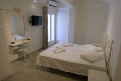 Doppelzimmer im Hotel Villa Manos auf Santorini