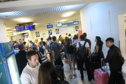 Der Flughafen von Santorini platzt in der Hauptsaison aus allen Nähten