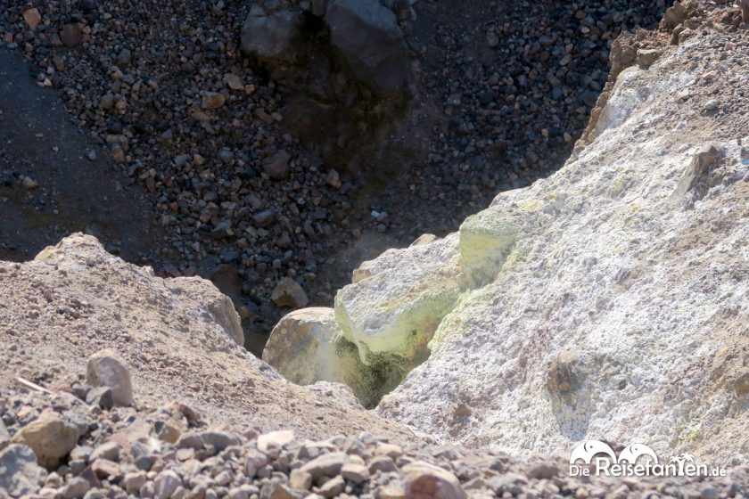 Austretende Gase auf dem Vulkan von Santorini