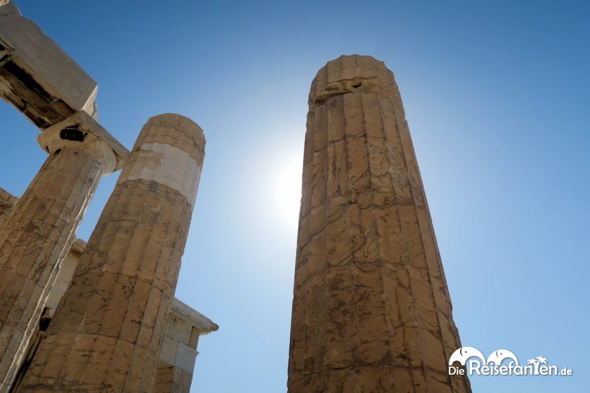 Säule gegen die Sonne fotografiert bei der Akropolis in Athen