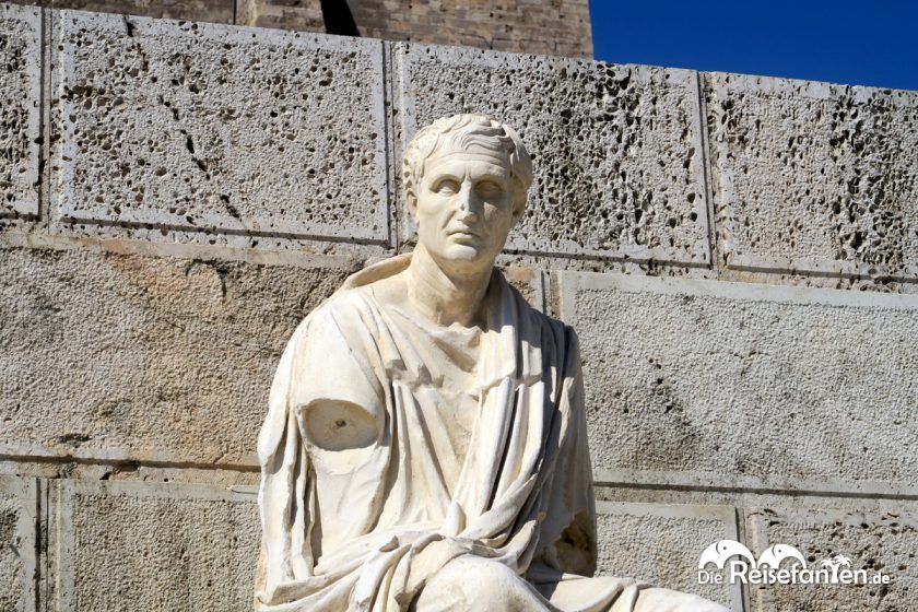 Statuen finden sich zuhauf an der Akropolis in Athen