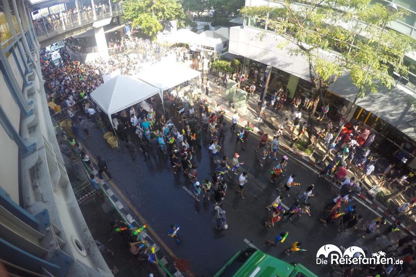 Einlasskontrolle an der Silom Road während des Songkran in Thailand