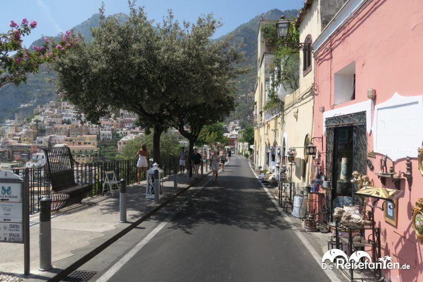 Hoch gelegene Straße in Positano