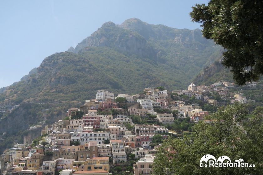 Positano erstreckt sich bis hoch in die Berge der Amalfiküste