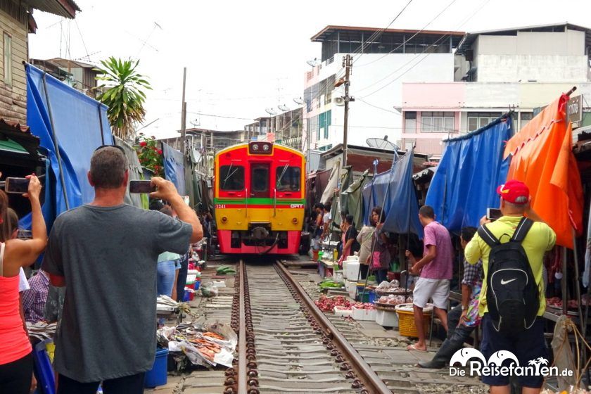 Der durchfahrende Zug am Mae Klong Markt ist eine Touristenattraktion