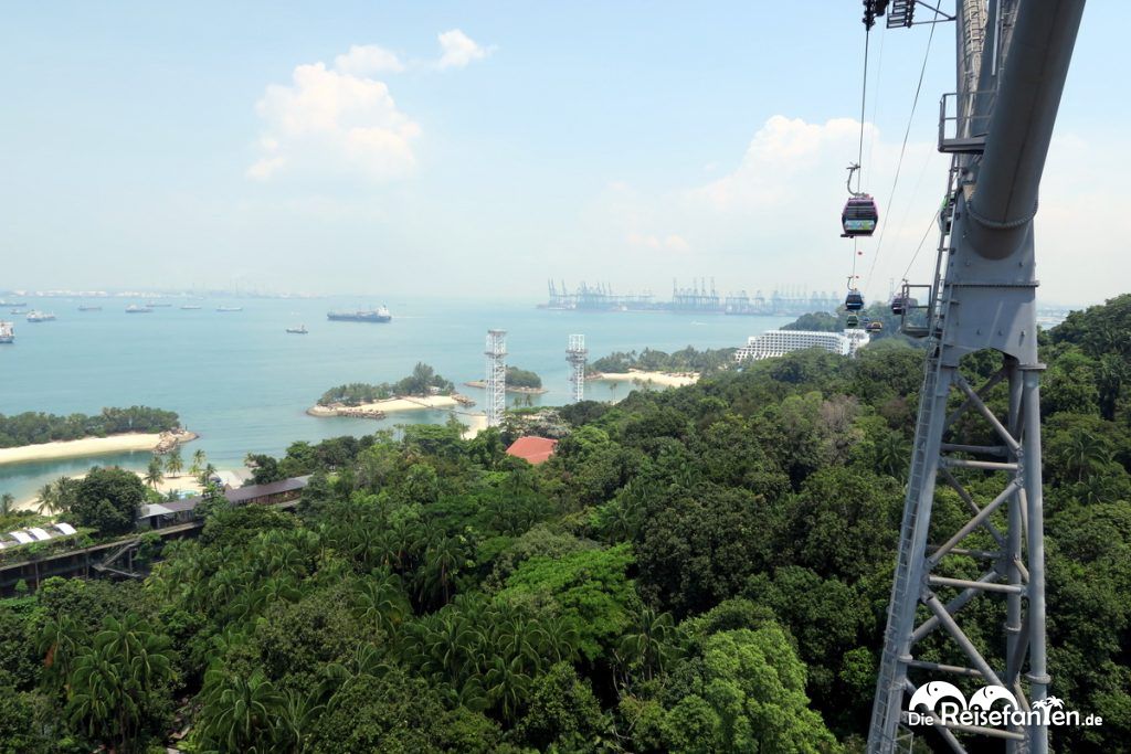 Blick aus der Seilbahn über Sentosa Island vor Singapur