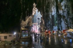 Im Inneren der Kalksteinhöhle Batu Caves in Malaysia