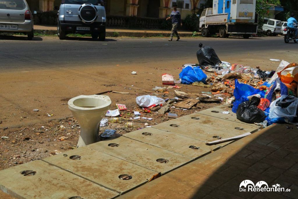 Toilettensitz und Müll auf den Straßen Indiens