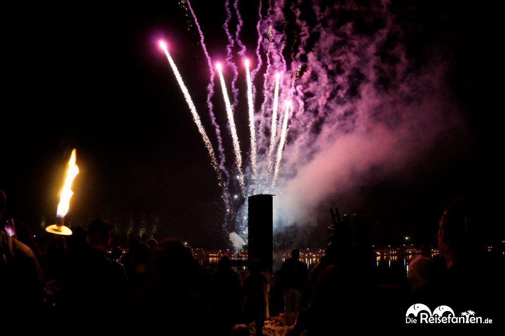 Traditionelles Feuerwerk bei Musik und Licht am Hollersee in Bremen