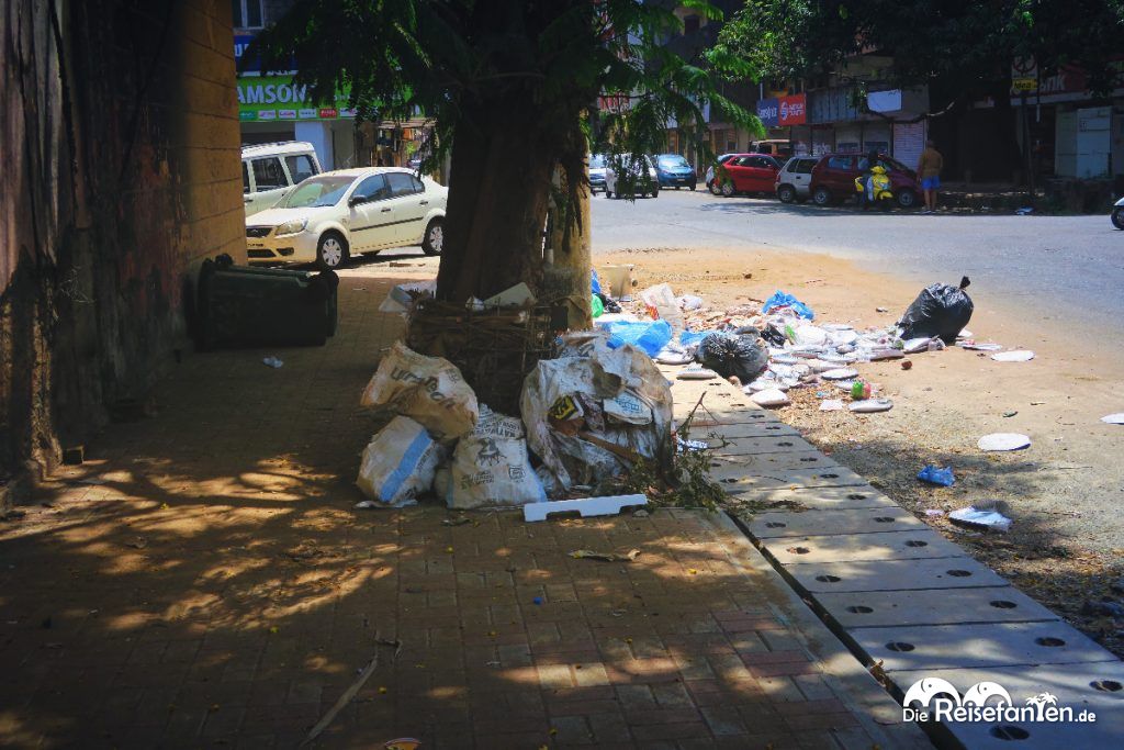 Überall Müll auf den Straßen Indiens