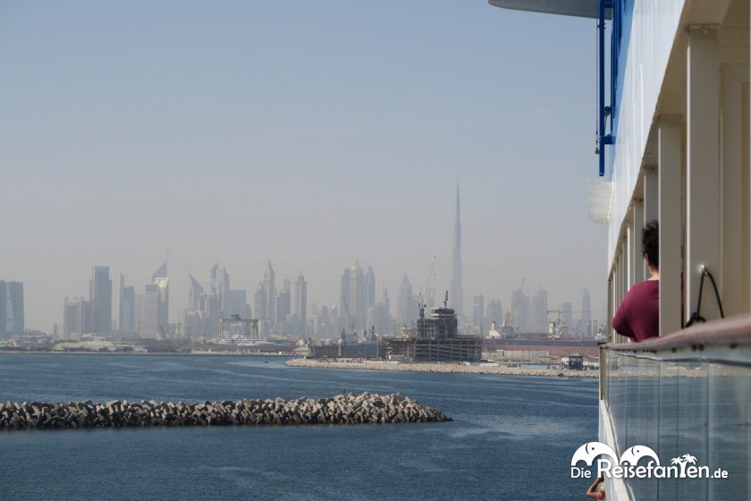 Einfahrt in den Hafen von Dubai