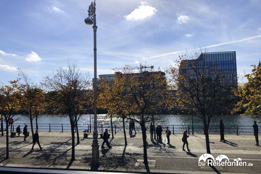 Schön gestaltete Promenade am Liffey in Dublin