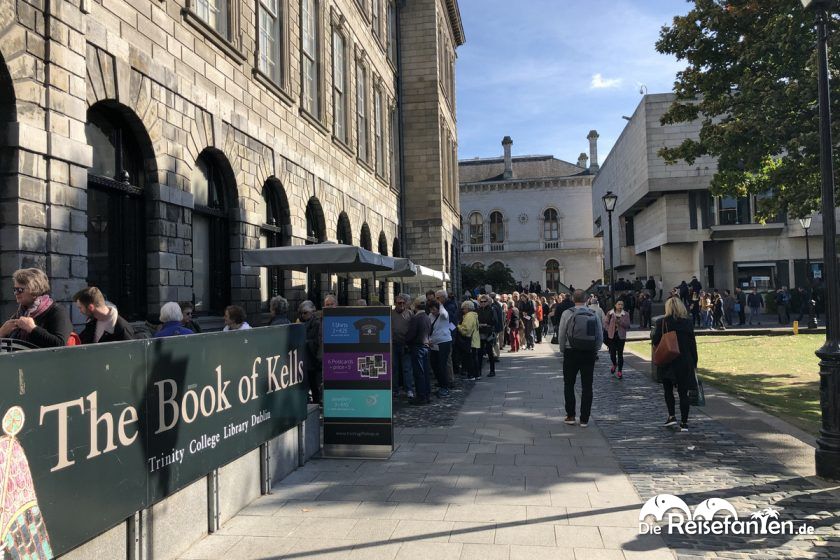 Warteschlange an der Bibliothek im Trinity College