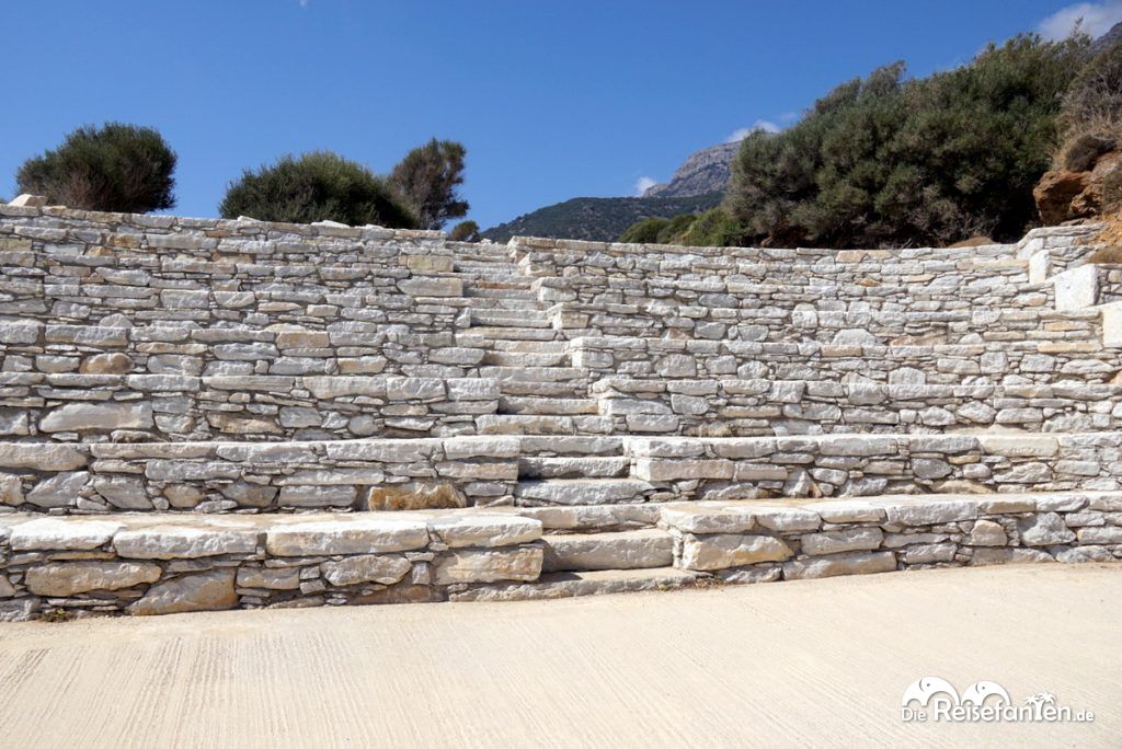 Die Stufen des Freilufttheaters am Fels des Ikarus vor Ikaria