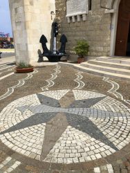 Kompass am Hafen von Bari