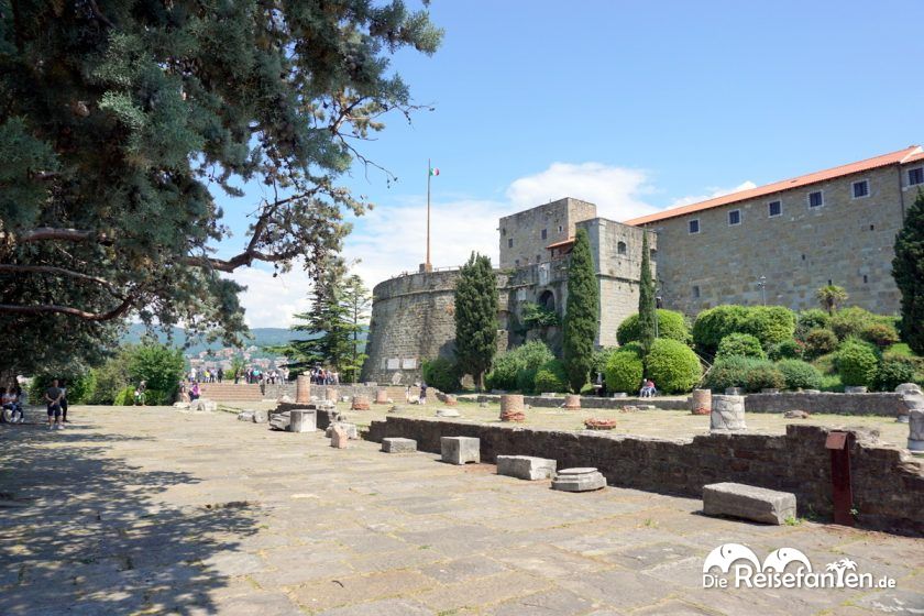 Römische Ruinen nahe der Cattedrale di San Giusto Martire