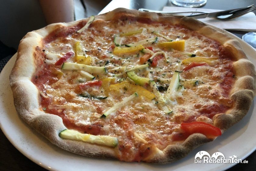 Eine vegetarische Pizza im La Vela auf der Mein Schiff 2